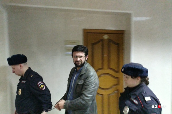В зал заседаний экс-чиновника привели в наручниках В зал заседаний экс-чиновника привели в наручниках
