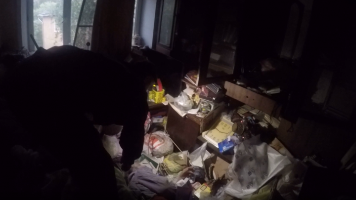 В Ярославле пенсионерку завалило мусором в собственной квартире: видео