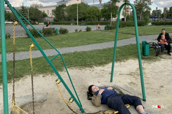 Упавшая на мальчика металлическая балка распорола и сломала ему ногу Упавшая на мальчика металлическая балка распорола и сломала ему ногу