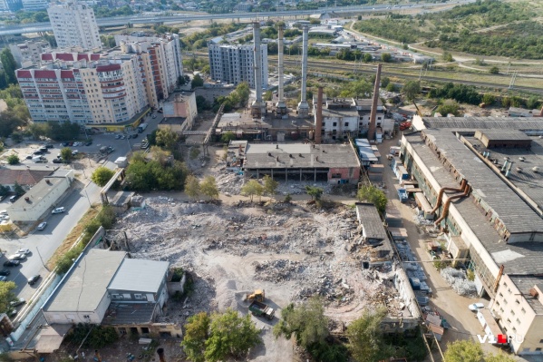 На бывшем заводе освобождают землю под строительство жилья и торгового центра На бывшем заводе освобождают землю под строительство жилья и торгового центра
