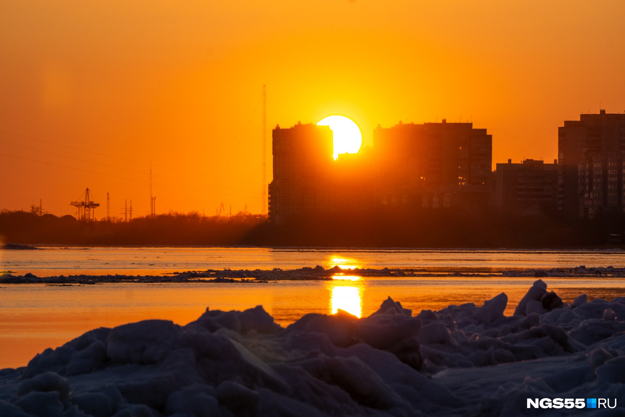 Зима уходит в закат: фоторепортаж о начале ледохода в Омске