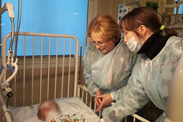 Вероника Скворцова у кровати Вани в НИИ неотложной детской хирургии и травматологии Вероника Скворцова у кровати Вани в НИИ неотложной детской хирургии и травматологии