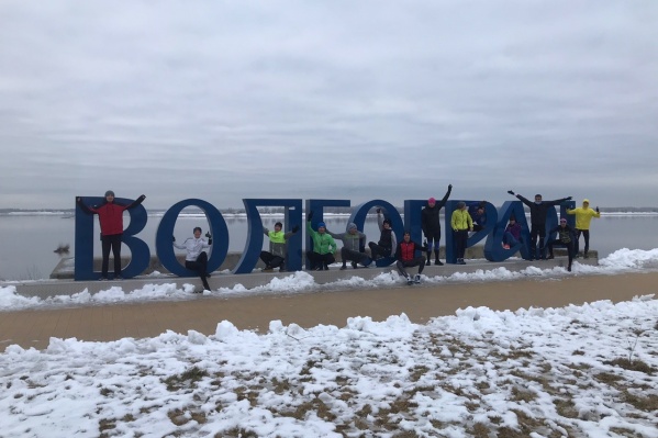 Волгоградцы спустились к Волге в районе «Гасителя» Волгоградцы спустились к Волге в районе «Гасителя»