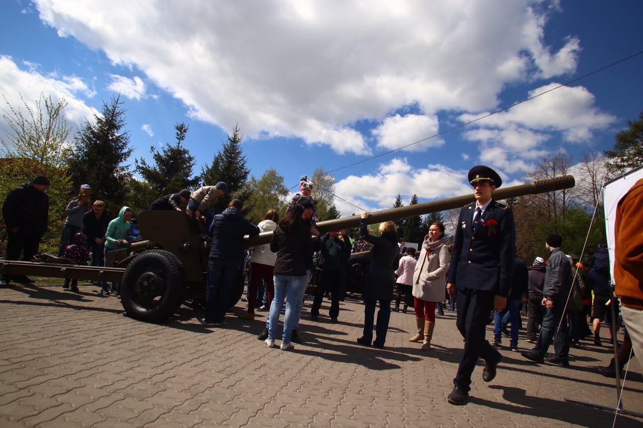 Гуляния в Первомайском сквере. Фото Ольги Бурлаковой Гуляния в Первомайском сквере. Фото Ольги Бурлаковой