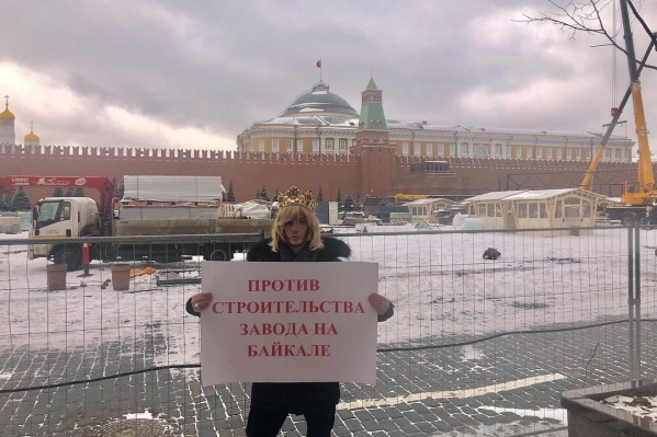 На судебное заседание стилист пришел так же, как с плакатом к стенам Кремля, — в короне На судебное заседание стилист пришел так же, как с плакатом к стенам Кремля, — в короне