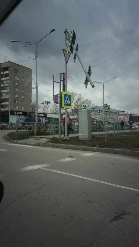 В Бердске на улице Максима Горького ветер снёс стойку светофора В Бердске на улице Максима Горького ветер снёс стойку светофора