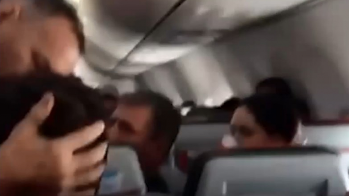 Медики ФК «Уфа» спасли пассажира на борту самолета, момент попал на видео