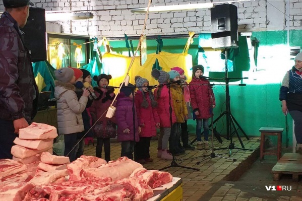 Детишкам не нашлось другого места на ярмарке для поздравления мам Детишкам не нашлось другого места на ярмарке для поздравления мам