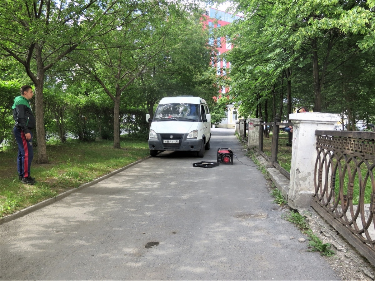 Скоро поставят пластиковый: в центре Екатеринбурга распилили и увезли забор каслинского литья
