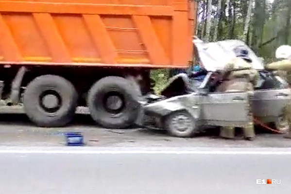 В машине, влетевшей под КамАЗ, ехали два человека В машине, влетевшей под КамАЗ, ехали два человека