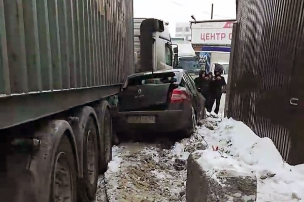 Большегруз столкнулся с Renault в Железнодорожном районе — люди в аварии не пострадали Большегруз столкнулся с Renault в Железнодорожном районе — люди в аварии не пострадали