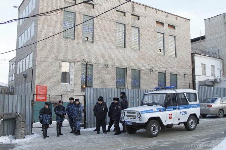 Бунт в СИЗО-1 начался ночью 9 декабря 2016 года и длился до утра, пока его не подавили сотрудники ГУФСИН Бунт в СИЗО-1 начался ночью 9 декабря 2016 года и длился до утра, пока его не подавили сотрудники ГУФСИН