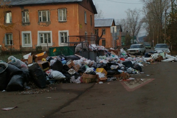 Свалка мусора напротив детсада в Энергетиках Свалка мусора напротив детсада в Энергетиках