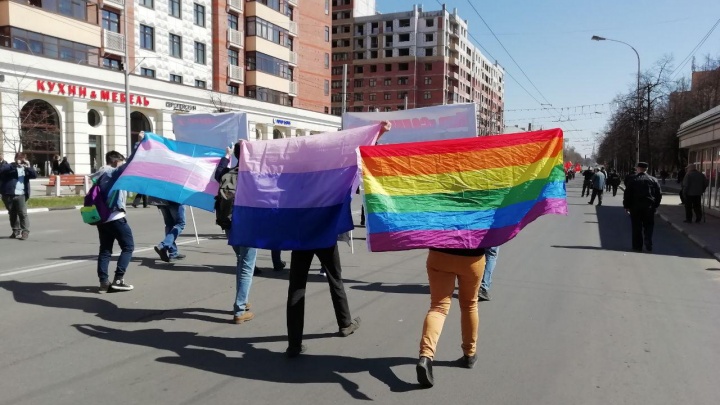 «А давайте им флаг сожжём»: как в Ярославле прошла акция ЛГБТ-активистов