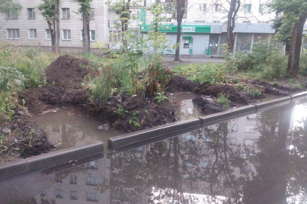 Затопленная ливневка и дренажные колодцы вчера вечером Затопленная ливневка и дренажные колодцы вчера вечером
