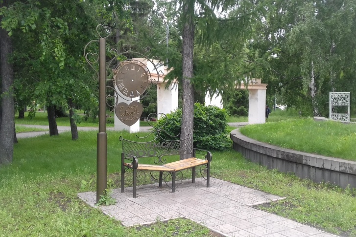 Скамеек в выставочном сквере стало меньше — это одна из немногих оставшихся Скамеек в выставочном сквере стало меньше — это одна из немногих оставшихся
