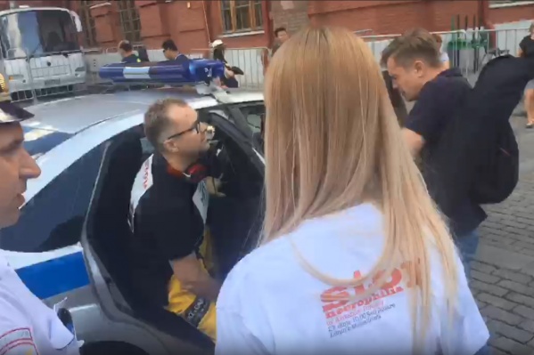 Александр Донской прогнозировал такой расклад — уже через 16 минут после его выхода с протестом он оказался в полицейской машине Александр Донской прогнозировал такой расклад — уже через 16 минут после его выхода с протестом он оказался в полицейской машине