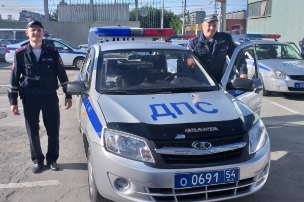 Возле руля на фото старший экипажа Сергей Ошлаков, который помог доставить роженицу в роддом Возле руля на фото старший экипажа Сергей Ошлаков, который помог доставить роженицу в роддом 