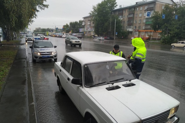 Акция продолжалась пять дней: сегодня автоинспекторам и стажёрам пришлось работать под дождём Акция продолжалась пять дней: сегодня автоинспекторам и стажёрам пришлось работать под дождём