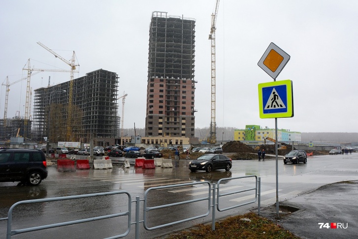 Отныне главной дорогой является улица Татищева. На снимке показан участок в направлении кардиоцентра Отныне главной дорогой является улица Татищева. На снимке показан участок в направлении кардиоцентра