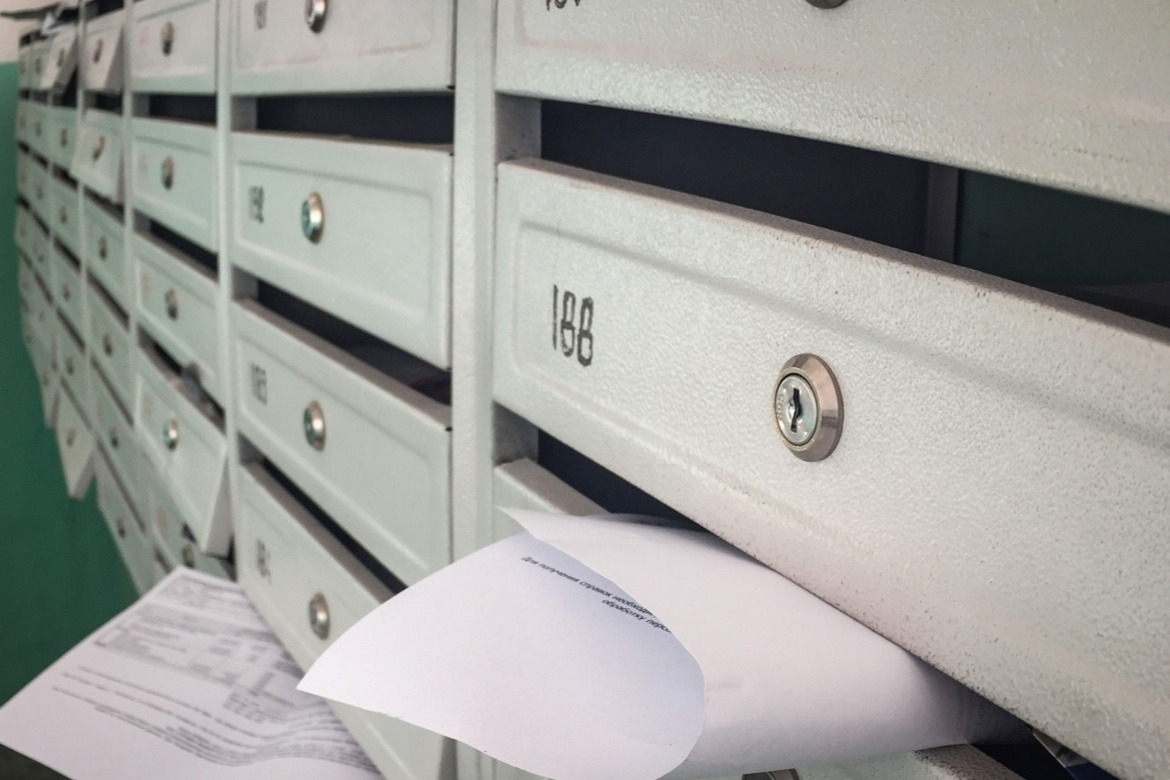 «Я живу за счет соседей»: ГКТХ клеит на почтовые ящики пермяков разноцветные стикеры о долгах