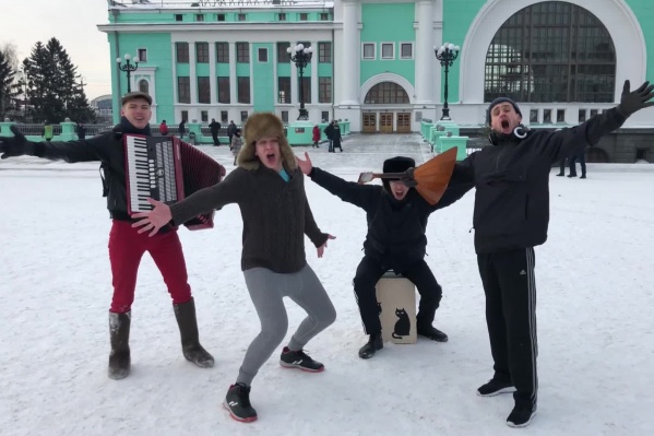 Во время съёмок танцорам постоянно приходилось греться Во время съёмок танцорам постоянно приходилось греться