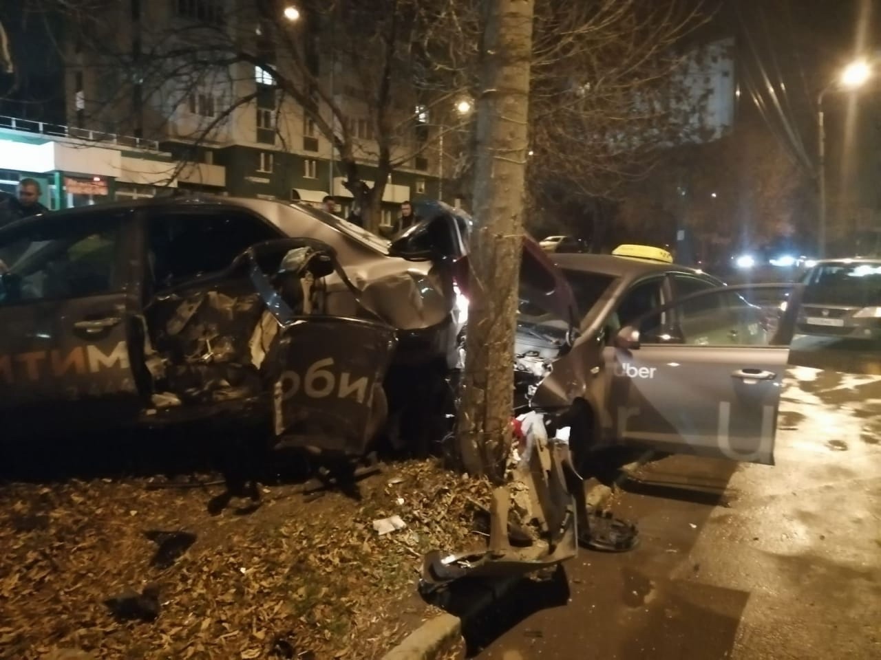 Такси всмятку: в Самаре два автомобиля после столкновения отбросило на газон