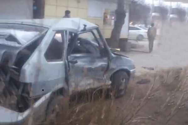 Автомобиль ВАЗ-2114 получил серьезные повреждения Автомобиль ВАЗ-2114 получил серьезные повреждения