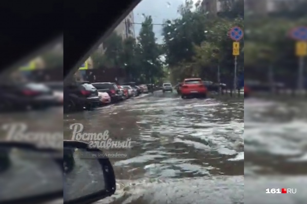 Автомобили «плывут» по дороге Автомобили «плывут» по дороге