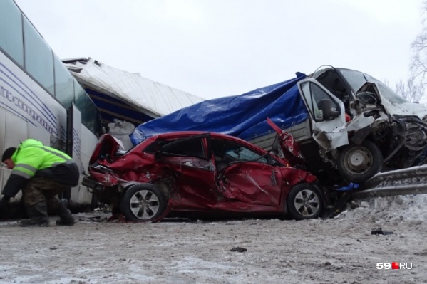 По данным скорой, в аварии пострадали девять человек По данным скорой, в аварии пострадали девять человек