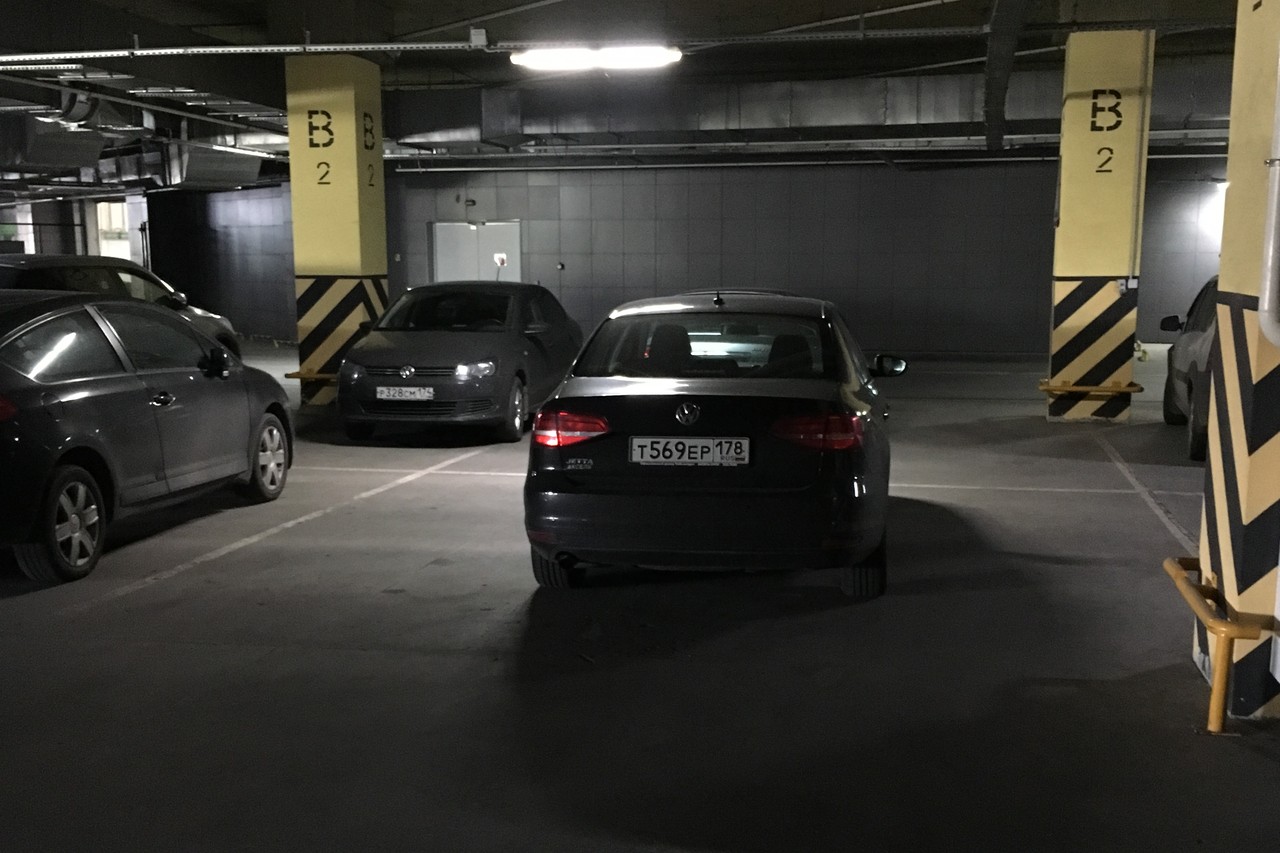 Феноменальное чувство габаритов продемонстрировал водитель Volkswagen Jetta на парковке ТРЦ «Алмаз».