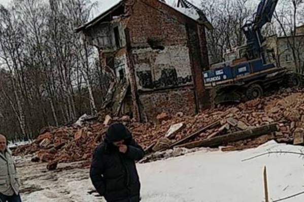 Съёмку пришлось прервать, когда подошёл мужчина в капюшоне Съёмку пришлось прервать, когда подошёл мужчина в капюшоне
