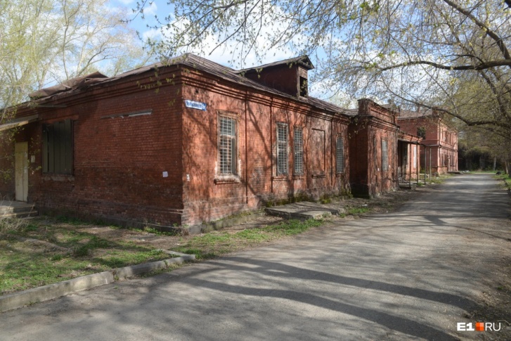 Здания на Челюскинцев, 5 когда-то входили в комплекс больницы Здания на Челюскинцев, 5 когда-то входили в комплекс больницы