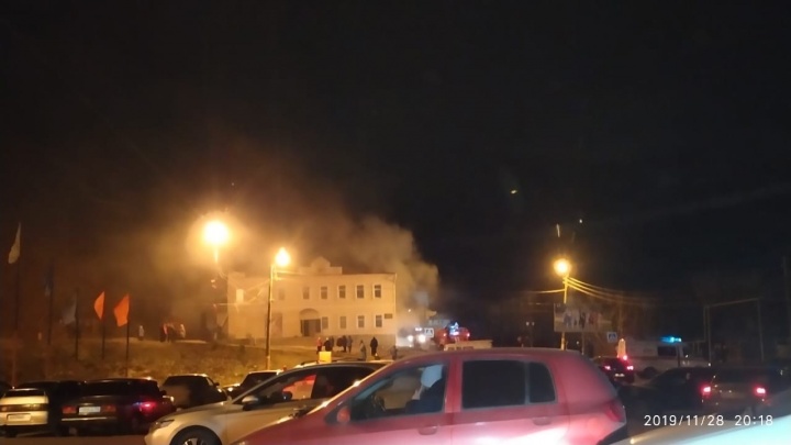 Видео дня. 200 человек эвакуировали во время пожара в Центре культуры в Сергаче
