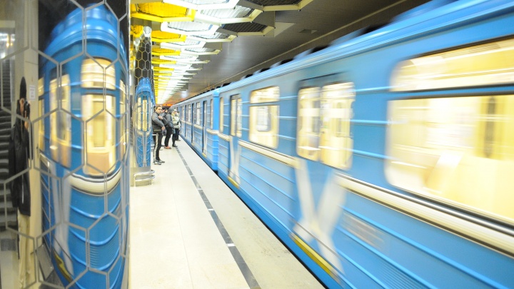 Перекрасят и поставят новые сиденья: в Екатеринбурге отремонтируют старые вагоны метро