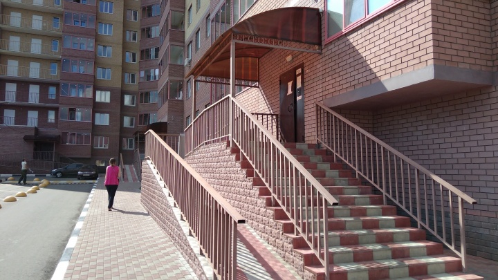 Вонючий скандал: в Ярославле вандалы загадили 20 этажей в подъезде новой высотки