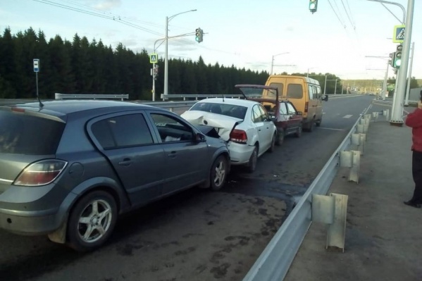 Автомобили выстроились в «паровозик» Автомобили выстроились в «паровозик»