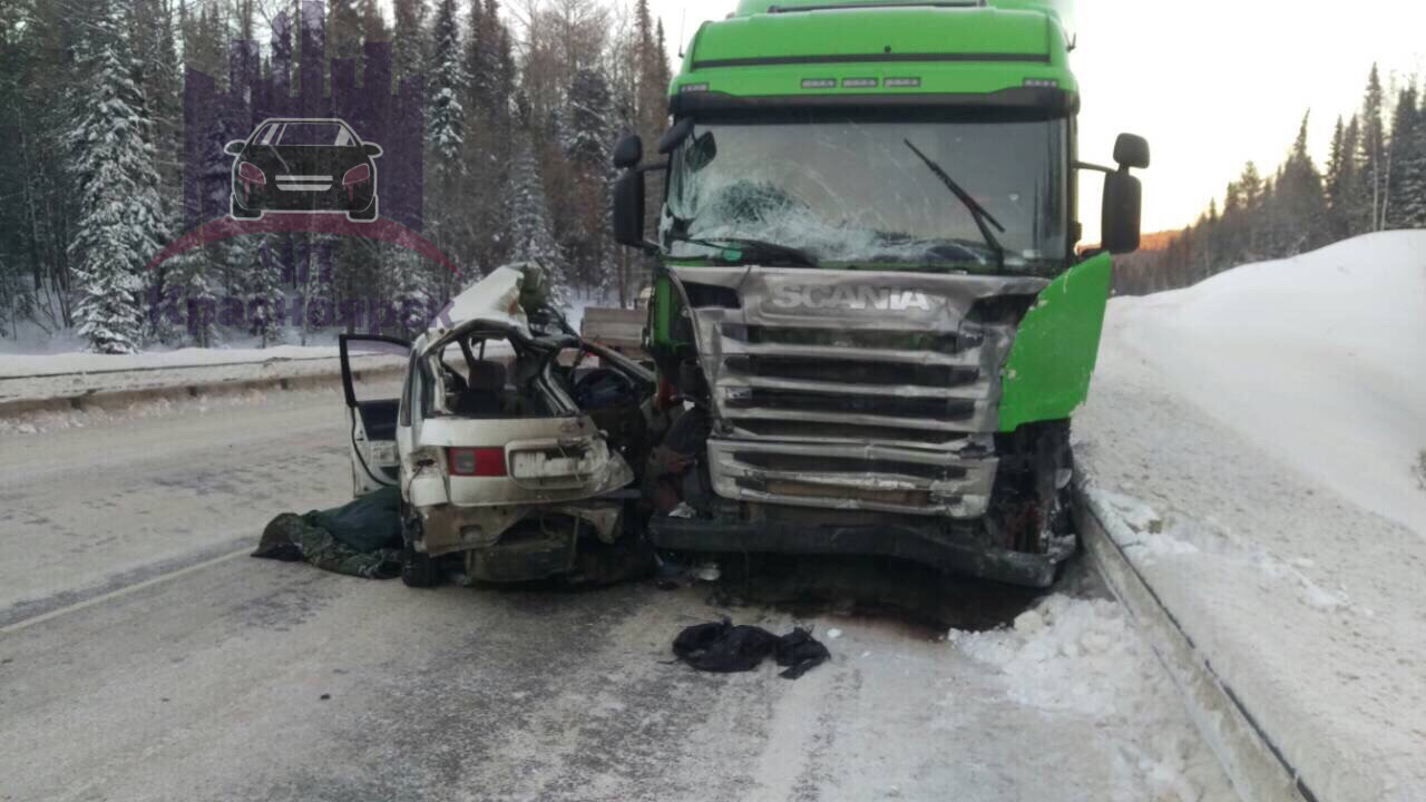 Половина легковушки практически снесена большегрузом Половина легковушки практически снесена большегрузом