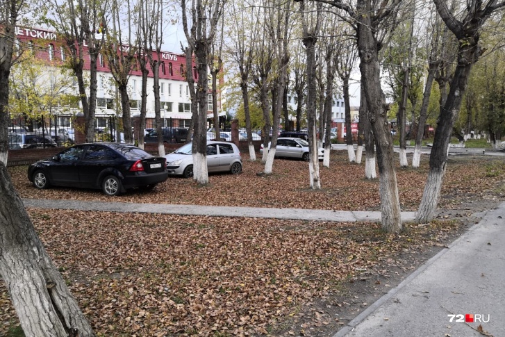 Так автомобилисты паркуются на Республики, 252 Так автомобилисты паркуются на Республики, 252
