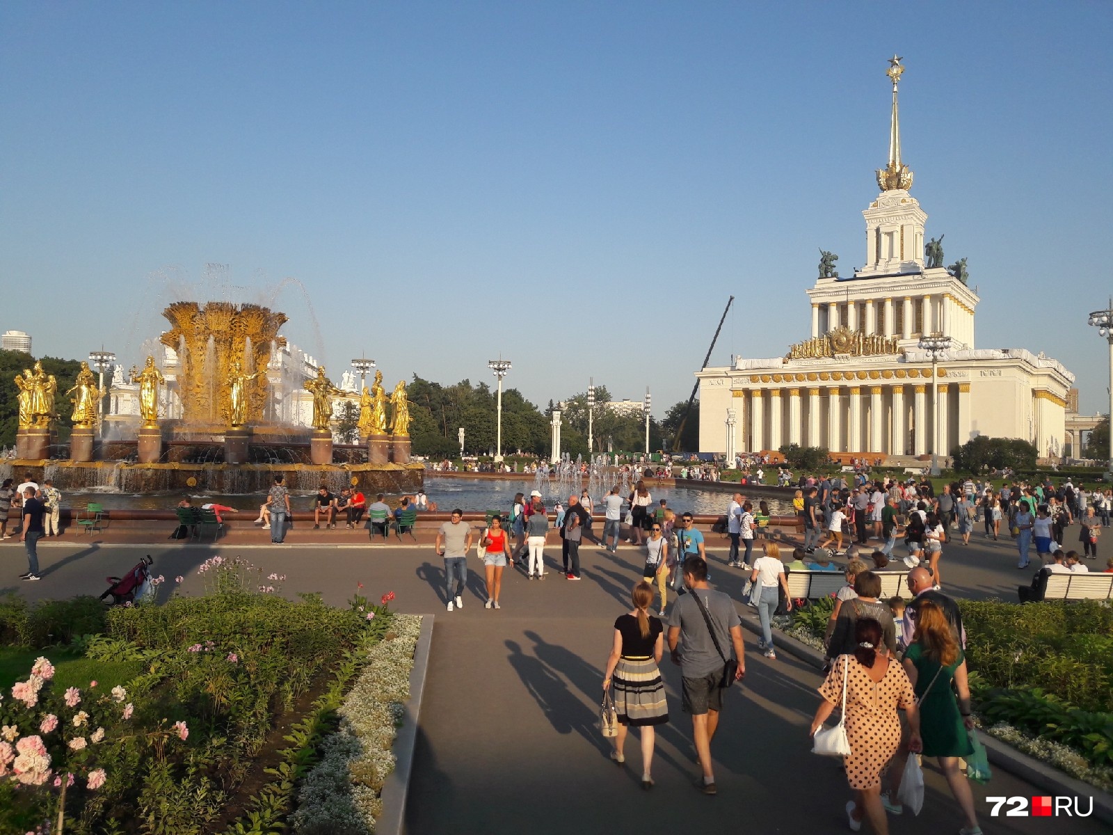 На ВДНХ роль ограждений выполняет обычный бордюрный камень. Представьте, как выглядело бы это место, если бы тут по примеру тюменского пруда Южный установили металлические ограждения На ВДНХ роль ограждений выполняет обычный бордюрный камень. Представьте, как выглядело бы это место, если бы тут по примеру тюменского пруда Южный установили металлические ограждения