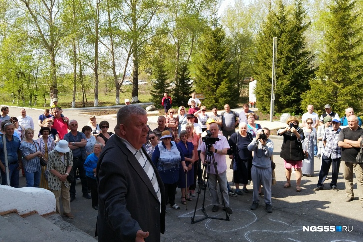 Мужчину через полминуты попросят со сцены: по мнению собравшихся, говорил «не то» Мужчину через полминуты попросят со сцены: по мнению собравшихся, говорил «не то»