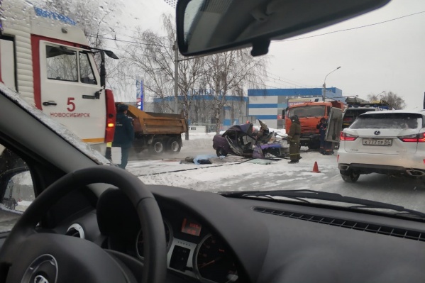 Автомобили столкнулись недалеко от АЗС на улице Жуковского Автомобили столкнулись недалеко от АЗС на улице Жуковского