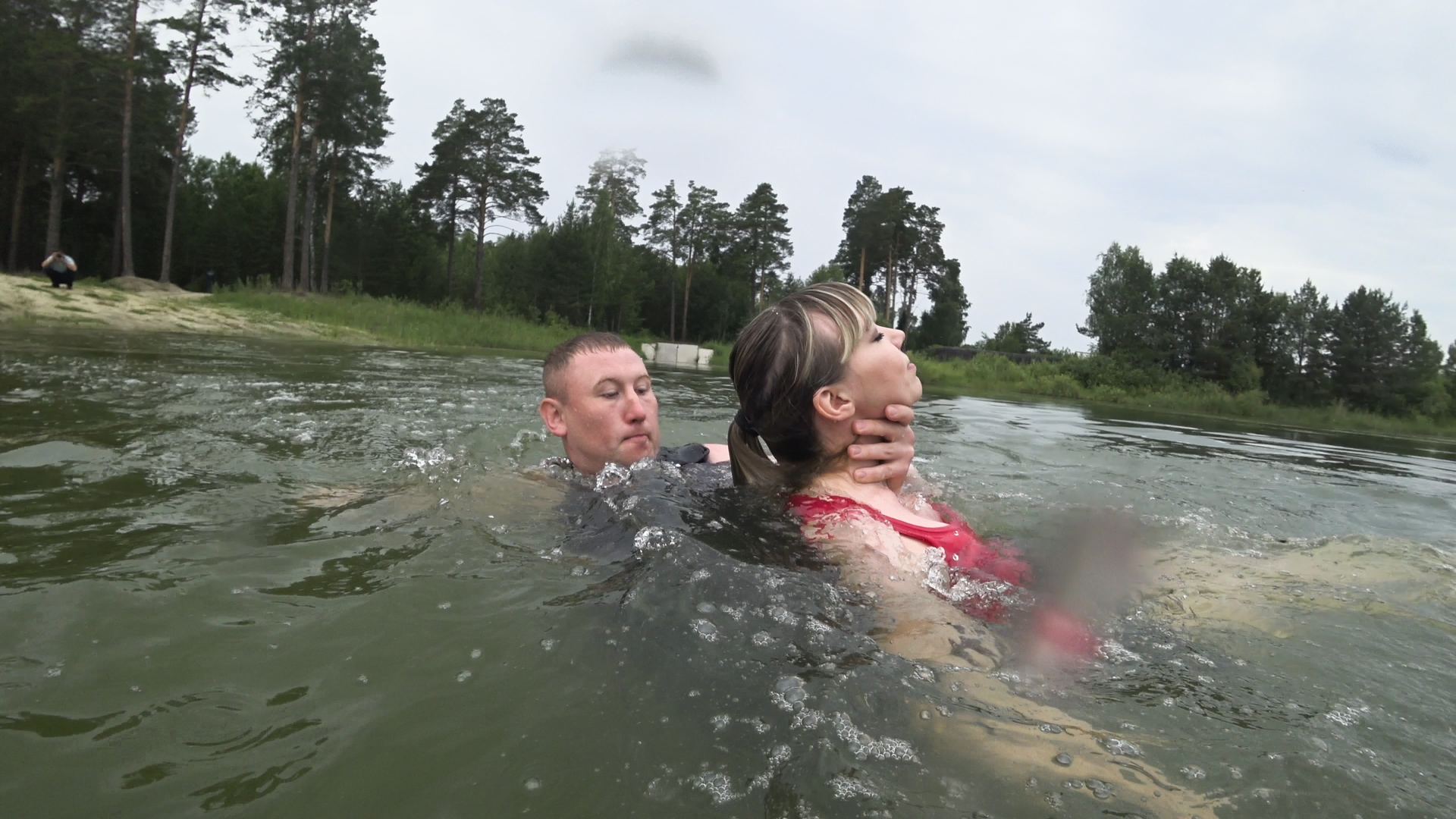 мама купается в реке