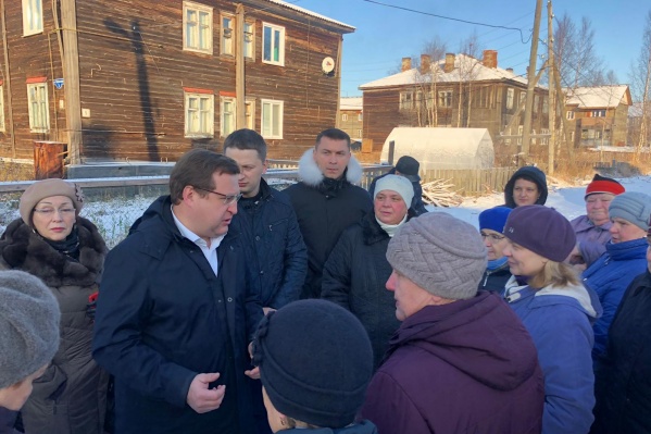 Жители острова Бревенник буквально засыпали вопросами депутата Госдумы Дмитрия Юркова Жители острова Бревенник буквально засыпали вопросами депутата Госдумы Дмитрия Юркова