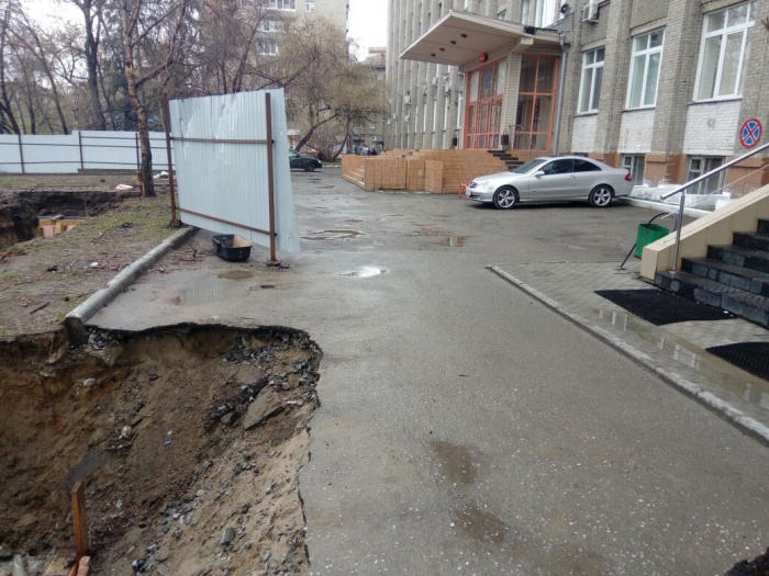 Асфальт возле здания провалился ещё в апреле после таяния снега Асфальт возле здания провалился ещё в апреле после таяния снега