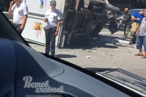 Авария случилась на выезде из Аксая в сторону Новочеркасска Авария случилась на выезде из Аксая в сторону Новочеркасска