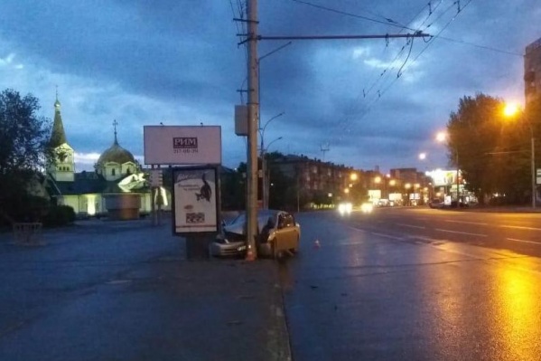 От удара о столб машина получила серьёзные повреждения От удара о столб машина получила серьёзные повреждения