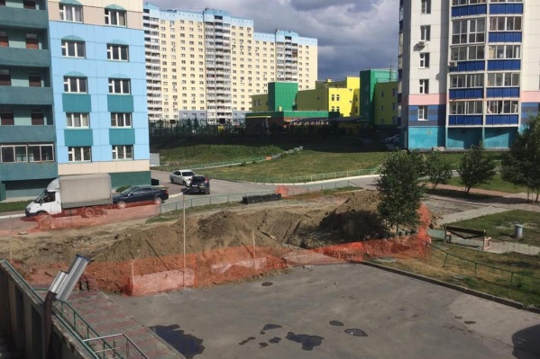 Жители опасаются, что в ямы могут попасть дети Жители опасаются, что в ямы могут попасть дети