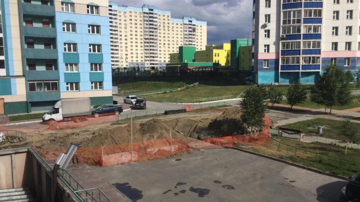 Строители разрыли двор на Горском ради нового автосалона