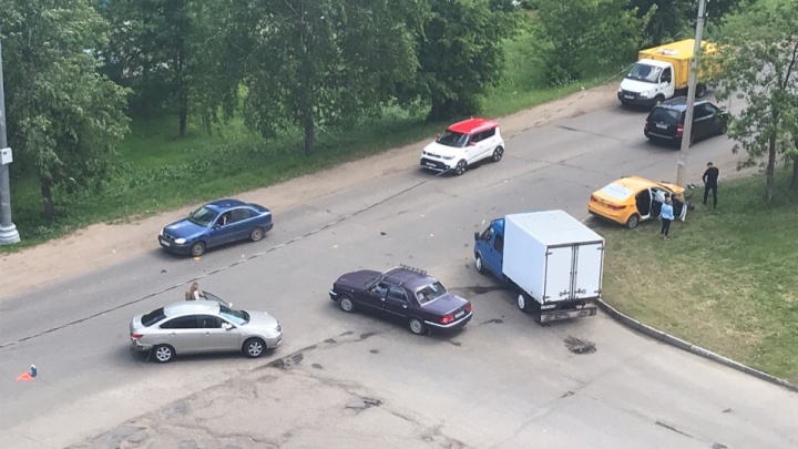 Визг тормозов было слышно в квартирах: в Ярославле такси с пассажиром влетело в столб
